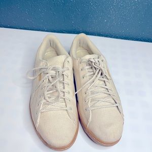 Size 9 1/2 in women’s puma